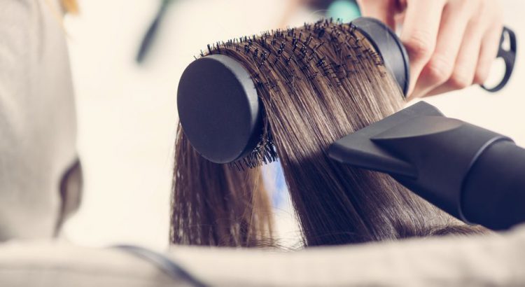 La brosse chauffante ou le seche cheveux ?